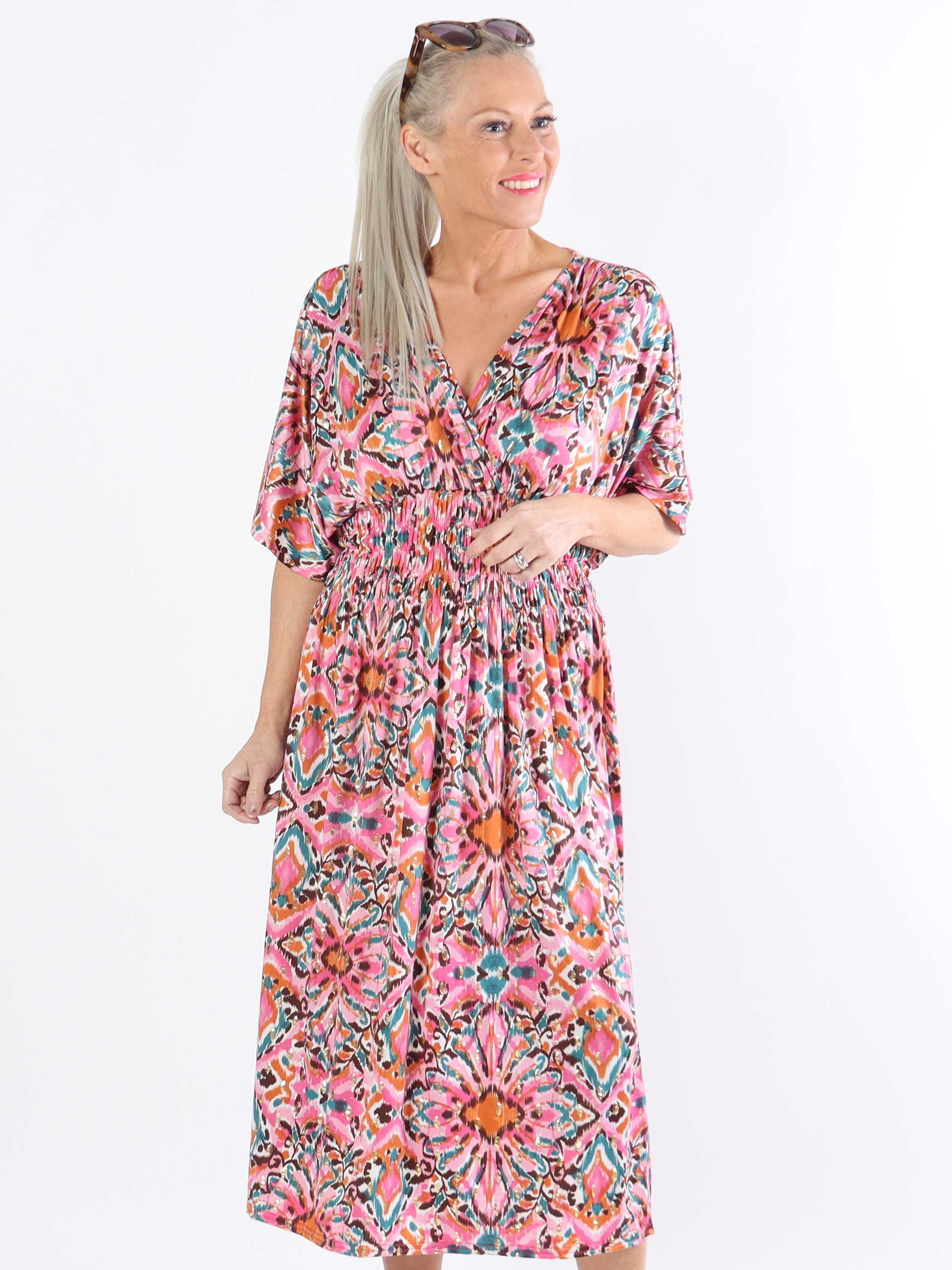 Pams Peacock Midi - Elastisk plussize kjole i print med guldmotiver